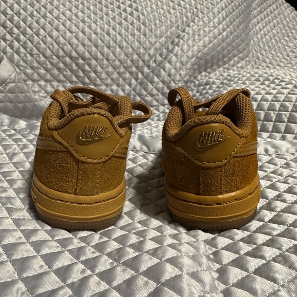 Nike shoes size 4c - Picture 4 of 6